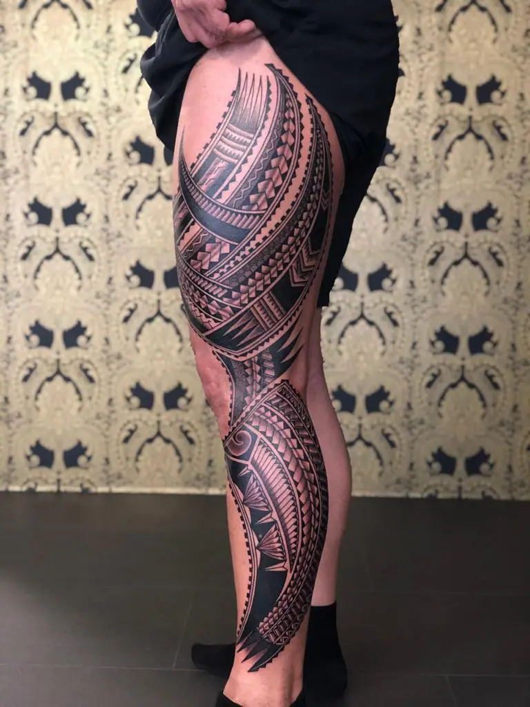 Polynesisches Maori Bein-Sleeve Tattoo mit traditionellen Mustern, Tattoo-Studio Wohlen Kanton Aargau